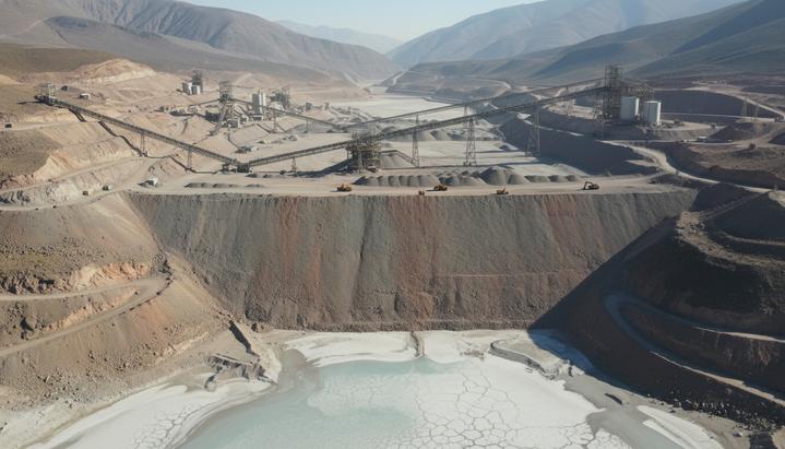 Масштабное хвостохранилище Перес-Кальдера на медном руднике Лос-Бронсес в горном ландшафте Чили.