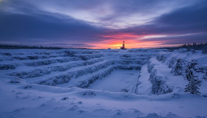 Boliden и Robit повышают эффективность добычи на руднике Кевитса Зимний пейзаж открытого карьера рудника Кевитса в финской Лапландии в сумерках.