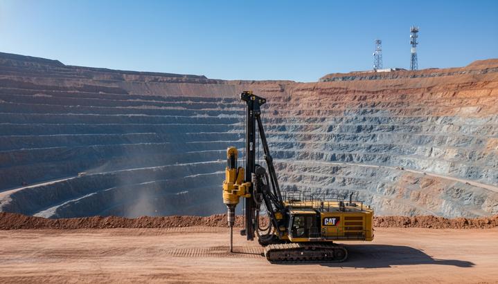 Автономная электрическая буровая установка на уступе большого медного карьера Торомочо в перуанских Андах, на заднем плане видна вышка 5G.